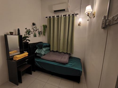 um pequeno quarto com uma cortina verde e um sofá em HOMESTAY SYAABAN Kamunting Taiping Batu Kurau Ulu Sepetang em Kamunting