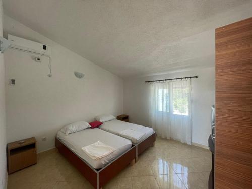 - une chambre avec un lit et une fenêtre dans l'établissement Vila Goga, à Ulcinj