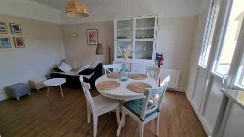 un salon avec une table, des chaises et un canapé dans l'établissement Appartement BERCK à deux pas de la plage, à Berck-sur-Mer