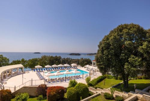 Bazén v ubytovaní Maistra Select Funtana All Inclusive Resort alebo v jeho blízkosti