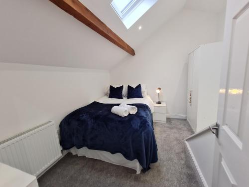Een bed of bedden in een kamer bij Perfect Location 3 Bed Serviced apartment with Bike Storage for BPW. Close to Brecon Beacons