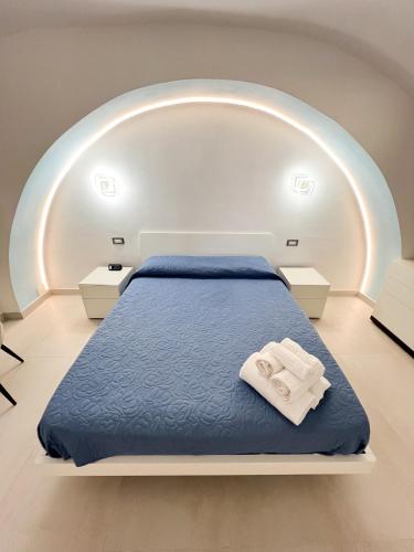 a room with a bed and an arch with two towels at B & B Marina in Procida