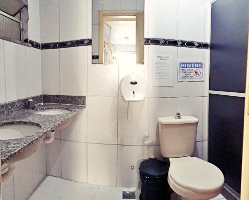 uma casa de banho com 2 lavatórios e um WC em Solar Hostel Beach Copacabana no Rio de Janeiro
