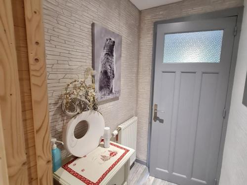 uma casa de banho com WC e um cão na parede em Appartement les champis em La Bresse