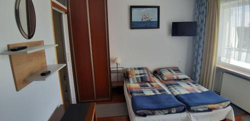 a small room with a bed and a window at Międzyzdroje ul Nowomyśliwska 60 in Międzyzdroje