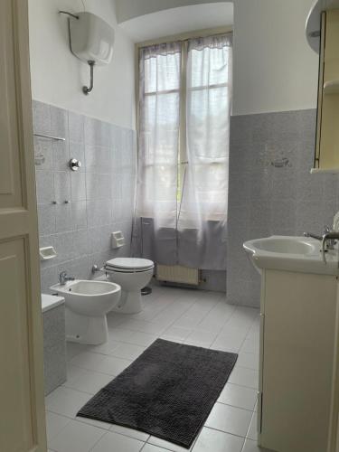 La salle de bains est pourvue de toilettes et d'un lavabo. dans l'établissement Baciccia a maina, à Chiavari