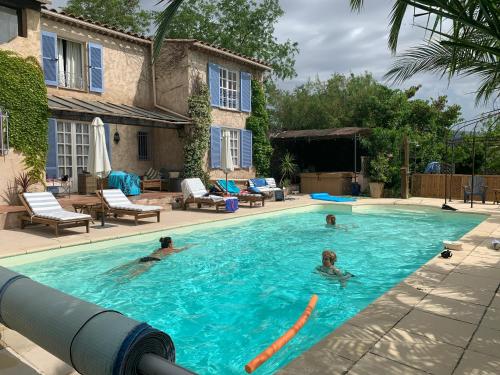a group of people swimming in a swimming pool at Villa La Rose des Vents in Tourrettes