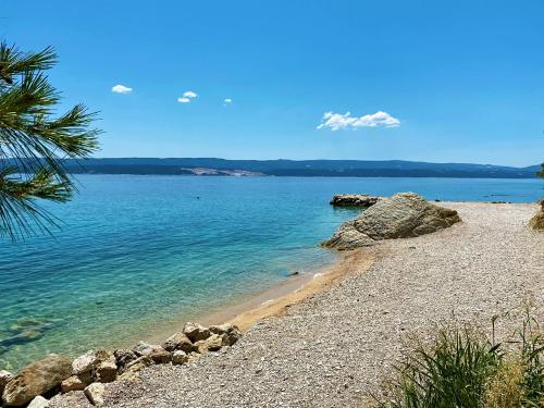 une plage avec des rochers et l'océan par temps clair dans l'établissement Blue View Studio, à Lokva Rogoznica