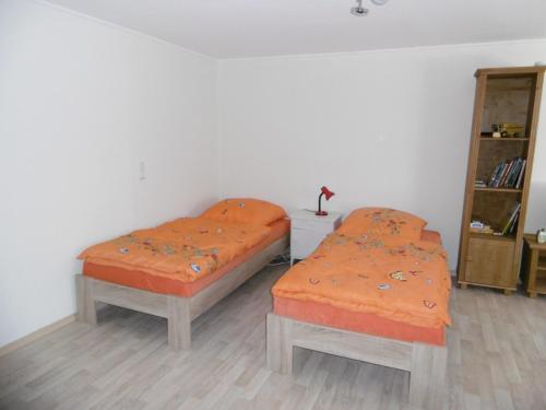Tempat tidur dalam kamar di Ferienhof mit Bergblick
