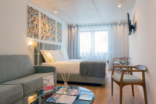 En eller flere senge i et værelse på Bemyguest - Loft Guest House Jardim das Mães Charming
