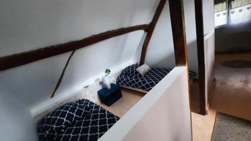dwa łóżka w pokoju obok schodów w obiekcie Le Torcy Lodge w mieście Torcy