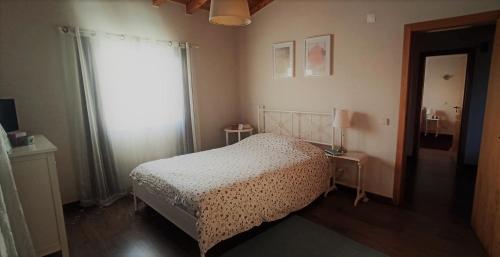 A bed or beds in a room at Casa de campo a 5 minutos da praia