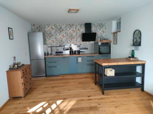 eine Küche mit blauen Schränken und Holzböden in der Unterkunft Löwensteiner Berge in Löwenstein