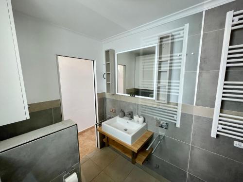 a bathroom with a sink and a mirror at Apartamento Panorama X0025 in Benitachell