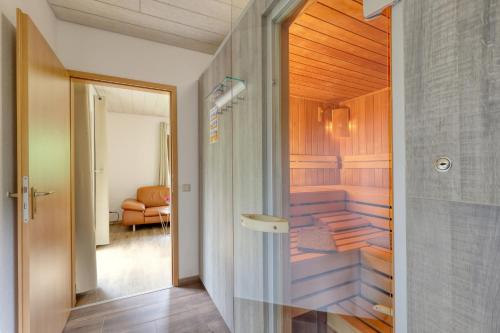 a hallway with a walk in shower in a room at Waldblick mit eigener Sauna in Kirchheim