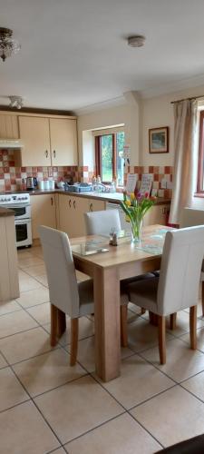 Η κουζίνα ή μικρή κουζίνα στο 2 Barge Cottage