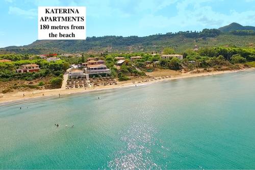 una vista aérea de una playa con gente en el agua en Ionio Holidays Katerina Apartments, en Vasilikos