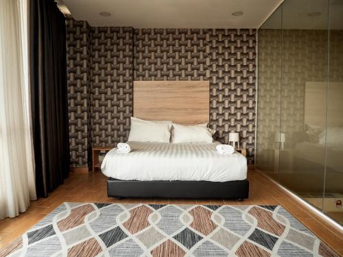 Una cama o camas en una habitación de Bangi Perdana Hotel