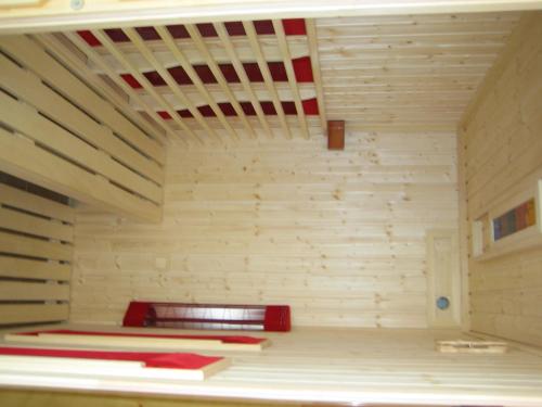 une chambre avec une chambre avec sauna dans l'établissement Áldos Panzió, à Farád