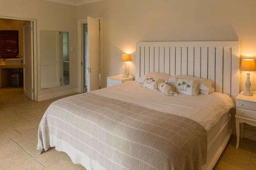 una camera con un grande letto con due cani sdraiati sopra di Quinta Da Montanha a Rheenendal