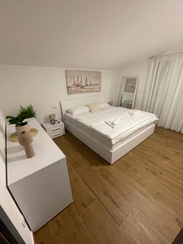Katil atau katil-katil dalam bilik di Holiday home “MARKO” with heated pool!