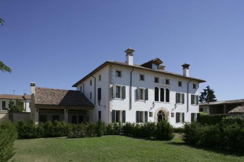a large white house with a roof at Villa Busta Hotel in Montebelluna
