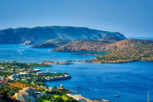 una vista aérea de una gran masa de agua con montañas en Adrakos Apartments (Adults Only) en Elounda