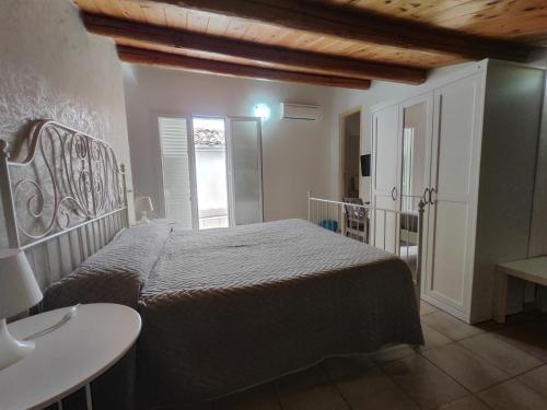 Un dormitorio con una cama grande y una ventana en B&B Del Carmine, en Noto
