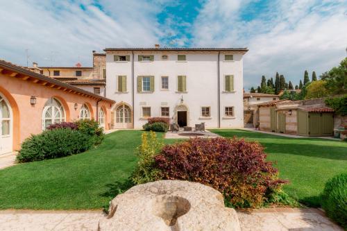 Gallery image of Residence Corte San Carlo in Colà di Lazise