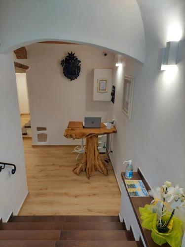 um quarto com uma mesa com um computador portátil em Federico II - Rooms and Breakfast em Borgio Verezzi