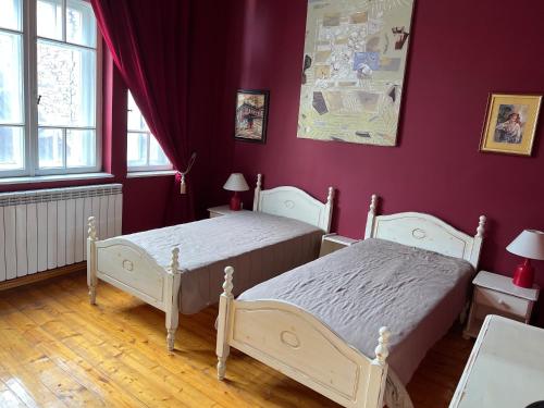 魯塞的住宿－Albert Guest House，卧室设有两张床铺和紫色墙壁