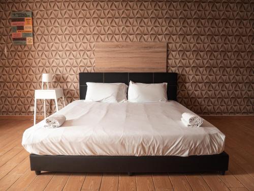 Una cama o camas en una habitación de Bangi Perdana Hotel
