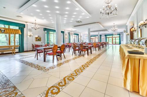 a large dining room with tables and chairs at Hotel Pan Tadeusz in Serock