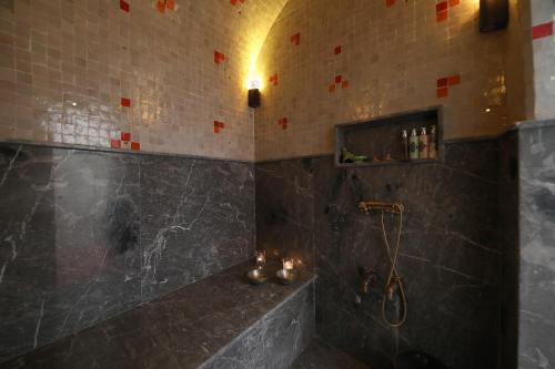 Riad Bindoo & Spa tesisinde bir banyo