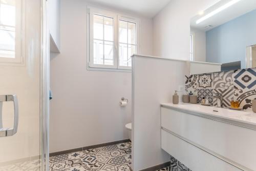 La salle de bains est pourvue d'un lavabo et d'un miroir. dans l'établissement La Maison de Jeanline, à Bucy-le-Long