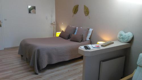 Dormitorio pequeño con cama y mesa en Esprit Garrigues d'Uzès, en Pougnadoresse