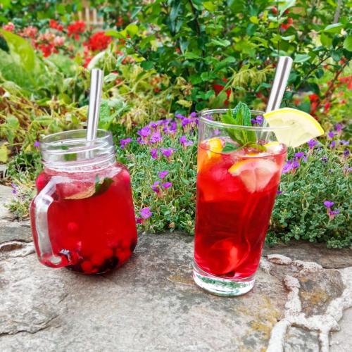 two glasses of iced tea sitting on a table at H@M Penzion in Žlutice