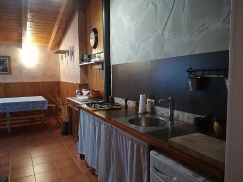 Kuchyň nebo kuchyňský kout v ubytování Vivienda adosada , con merendero en Carcedo