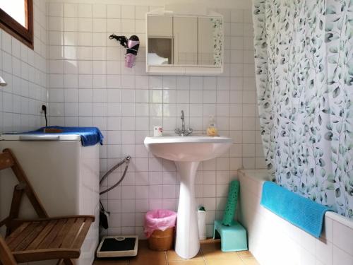 une salle de bain avec un lavabo et un rideau de douche dans l'établissement T2 36 m2, RdC de villa, clim, gd jardin clos, animx ok, quartier Mt Faron très calme, wifi, parking, à Toulon