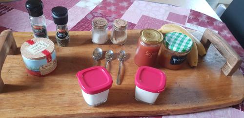 un tavolo di legno con sopra utensili e condimenti di Kanahau a Cambayrac