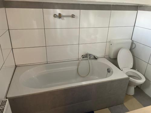 ein Bad mit einer Badewanne und einem WC in der Unterkunft Monteurzimmer für 2 Person - Nähe DO-Flughafen in Dortmund