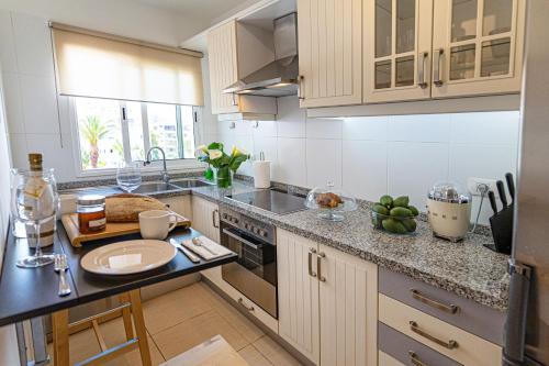 eine Küche mit einer Spüle und einem Herd Top-Backofen in der Unterkunft Apartamentos Lavanda in Puerto de la Cruz