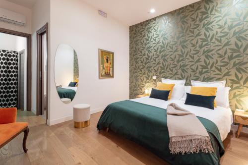 ein Schlafzimmer mit einem großen Bett und einem Wandbild in der Unterkunft Starguest La Sapienza art Gallery in Neapel