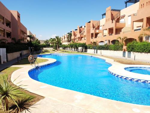 Bazén v ubytovaní Homes of Spain, Apartamentos Paraíso, Ed Palmerston, Atico B a pie de Playa, piscina privada en solárium, WI-FI alebo v jeho blízkosti