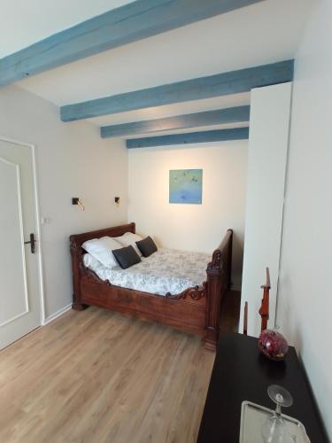 een slaapkamer met een bed in een kamer bij La maison du pech in Monteils