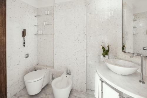 A bathroom at Repubblica Firenze Luxury Apartments | UNA Esperienze