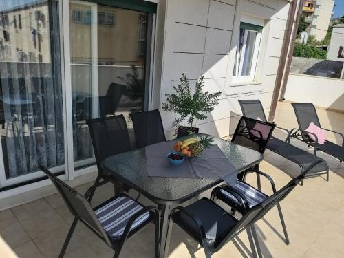 3 bedroom apartment with terrace and free parking