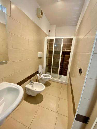 La salle de bains est pourvue de 2 lavabos et de toilettes. dans l'établissement Appartamento 4/5 persone., à Roseto degli Abruzzi