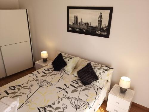 una camera con un letto e una foto appesa al muro di 3 bedroom apartment with terrace and free parking a Spalato (Split)