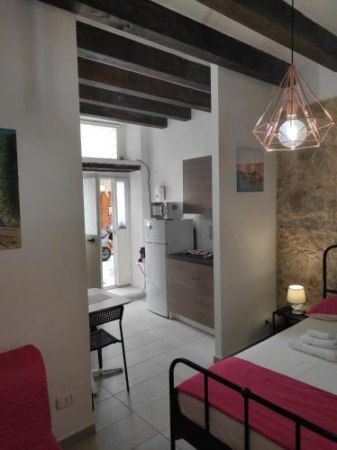 een slaapkamer met een bed en een tafel in een kamer bij Il Ronco di Archimede in Siracusa